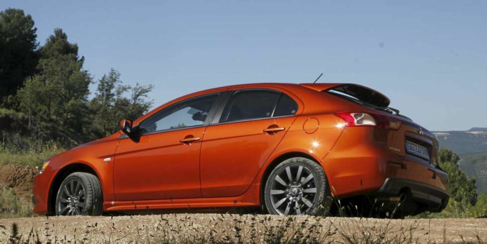 NÆR TETEN: Mitsubishi, her representert ved en 240-hestekrefters Lancer Ralliart, skilter med fem års nybilgaranti. Men de tilbyr ikke den lengste kjørelengden. NÆR TETEN: Mitsubishi, her representert ved en 240-hestekrefters Lancer Ralliart, skilter med fem års nybilgaranti. Men de tilbyr ikke den lengste kjørelengden.