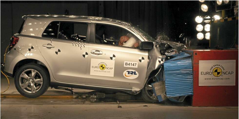 SER STJERNER: Denne Toyotaen møter veggen i en av de avgjørende krasjtestene hos Euro NCAP. Uten 4- eller 5-stjerners resultat kan det bli vanskelig å oppnå salgssuksess. SER STJERNER: Denne Toyotaen møter veggen i en av de avgjørende krasjtestene hos Euro NCAP. Uten 4- eller 5-stjerners resultat kan det bli vanskelig å oppnå salgssuksess.