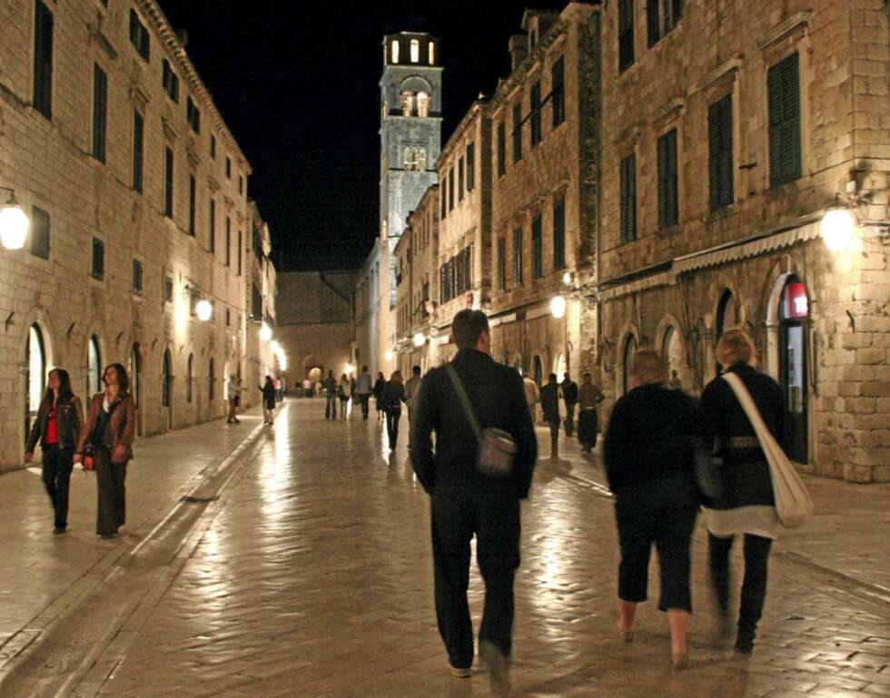 GAMLEBYEN: Gamlebyen i Dubrovnik har vært mer eller mindre uforandret siden den sto ferdig i det trettende århundre. Riktignok fikk den store ødeleggelser under krigen i det tidligere Jugolsavia. GAMLEBYEN: Gamlebyen i Dubrovnik har vært mer eller mindre uforandret siden den sto ferdig i det trettende århundre. Riktignok fikk den store ødeleggelser under krigen i det tidligere Jugolsavia.