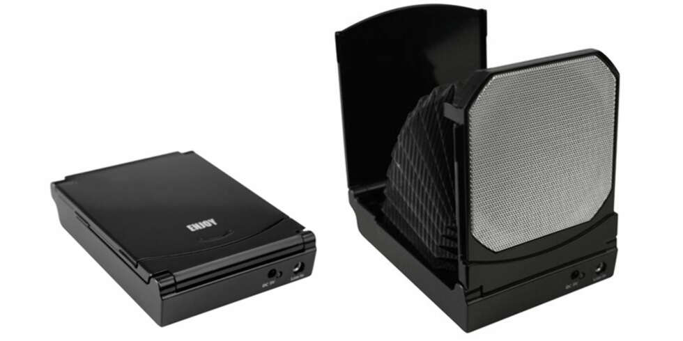 For under 200 kroner får man disse reisehøyttalerne hos Clas Ohlson. De støtter ikke bare vanlig hodetelefon-utganger, men også de fleste Sony Ericsson og Nokia telefoner. Høyttalerne drives av batterier, men kan også hente strøm fra en USB-port. Kjekt til laptopen med andre ord. For under 200 kroner får man disse reisehøyttalerne hos Clas Ohlson. De støtter ikke bare vanlig hodetelefon-utganger, men også de fleste Sony Ericsson og Nokia telefoner. Høyttalerne drives av batterier, men kan også hente strøm fra en USB-port. Kjekt til laptopen med andre ord.