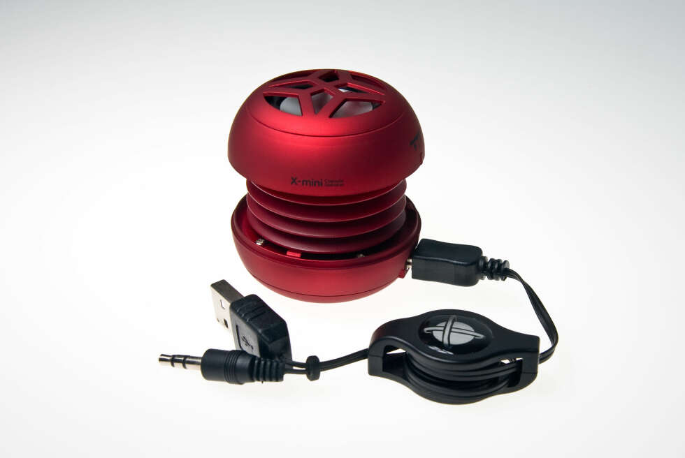 X-mini fåes i fargene rød, hvit og svart. Her ser man usb-laderen og minijack-pluggen som følger med. X-mini fåes i fargene rød, hvit og svart. Her ser man usb-laderen og minijack-pluggen som følger med.