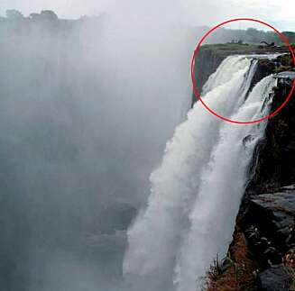 BADE HER? Ytterst på kanten av Victoria Falls er det noen som mener at det er fornuftig å bade... BADE HER? Ytterst på kanten av Victoria Falls er det noen som mener at det er fornuftig å bade...