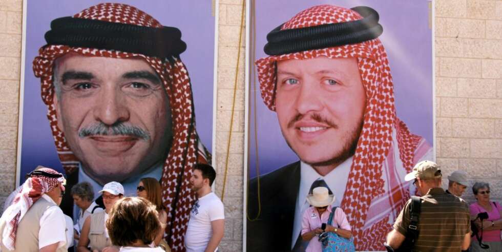 KONGERIKE: Jordanerne er stolte av sine konger. Både dagens kong Abdullah og hans forgjenger kong Hussein kan du se avbildet nær sagt over alt i Jordan. KONGERIKE: Jordanerne er stolte av sine konger. Både dagens kong Abdullah og hans forgjenger kong Hussein kan du se avbildet nær sagt over alt i Jordan.