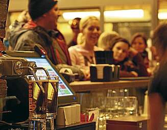 SKUMMENDE: Hemsedal er kjent for sine bratte løyper og som et festelig sted også utenfor løypene. Her skummer glassene på Logden Bar. SKUMMENDE: Hemsedal er kjent for sine bratte løyper og som et festelig sted også utenfor løypene. Her skummer glassene på Logden Bar.