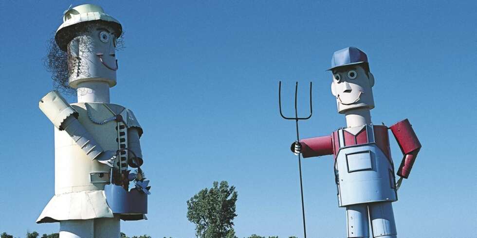TINNFAMILIEN: Dette kunstverket sto ferdig i 1991 og ble straks en attraksjon. TINNFAMILIEN: Dette kunstverket sto ferdig i 1991 og ble straks en attraksjon.
