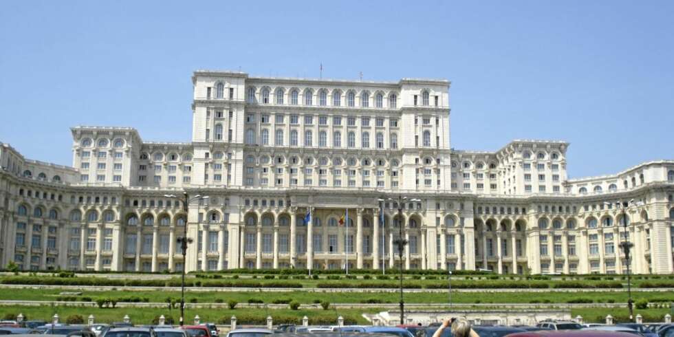 GALSKAPENS PALASS: 350 000 kvadratmeter unte han seg selv, Nicolae Ceausescu, mens befolkningen levde i fattigdom. GALSKAPENS PALASS: 350 000 kvadratmeter unte han seg selv, Nicolae Ceausescu, mens befolkningen levde i fattigdom.