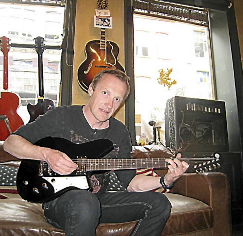 KLASSISK GIBSON: Vi Menns reporter hos Vintage and Rare Guitars, hvor han får kjæle med en Gibson SG Junior fra 1965, til den nette sum av 40 000 kroner. KLASSISK GIBSON: Vi Menns reporter hos Vintage and Rare Guitars, hvor han får kjæle med en Gibson SG Junior fra 1965, til den nette sum av 40 000 kroner.