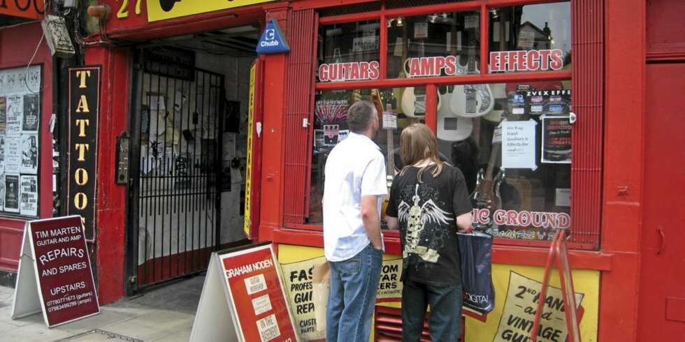 KRETI OG PLETI: Denmark Street annon 2009 tiltrekker seg en blanding av nysgjerrige turister og unge musikere. KRETI OG PLETI: Denmark Street annon 2009 tiltrekker seg en blanding av nysgjerrige turister og unge musikere.