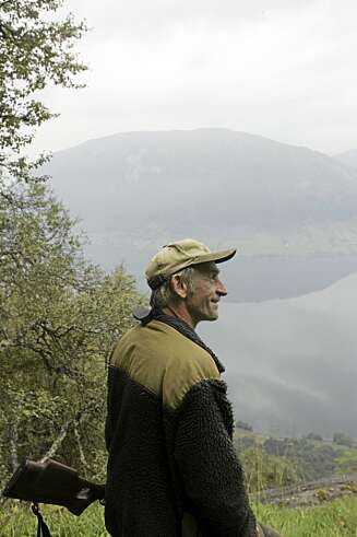 BRATT: Det er bratt terreng, og fantastisk utsikt rundt Jølster. Her skuer Hallstein Dvergsdal utover jaktområdene i Dvergsdalen med vannet i bakgrunn. BRATT: Det er bratt terreng, og fantastisk utsikt rundt Jølster. Her skuer Hallstein Dvergsdal utover jaktområdene i Dvergsdalen med vannet i bakgrunn.