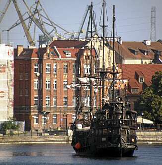 2. VERDENSKRIG: En piratskute legger ut fra kai full av turister som skal av gårde for å se hvor 2. verdenskrig startet. 2. VERDENSKRIG: En piratskute legger ut fra kai full av turister som skal av gårde for å se hvor 2. verdenskrig startet.