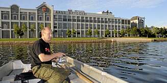 URBANT FISKE: Noen benytter sensommersola i Drammen sentrum til å fiske, mens andre nyter utepilsen fra nettopp Aass Bryggeri. URBANT FISKE: Noen benytter sensommersola i Drammen sentrum til å fiske, mens andre nyter utepilsen fra nettopp Aass Bryggeri.