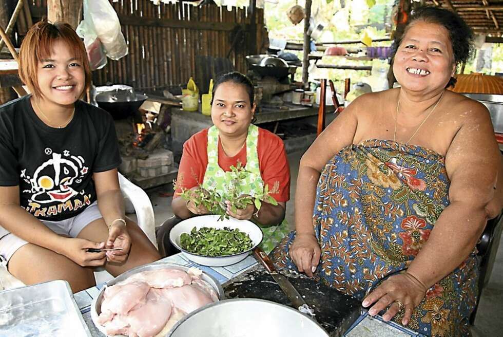 STRANDKAFÉ:
Norske turister har en tendens til å klumpe seg sammen rundt Kata, Karon og Patong. Lei en bil og kom deg rundt, så får du sett mer av alt det fine øya har å by på. Hos
fru Somsong Chueapoo kan du følge med når hun lager mat i sitt utendørs kjøkken ved Ya Nui Beach i sør. Taey og Nong er gode hjelpere. STRANDKAFÉ:
Norske turister har en tendens til å klumpe seg sammen rundt Kata, Karon og Patong. Lei en bil og kom deg rundt, så får du sett mer av alt det fine øya har å by på. Hos
fru Somsong Chueapoo kan du følge med når hun lager mat i sitt utendørs kjøkken ved Ya Nui Beach i sør. Taey og Nong er gode hjelpere.