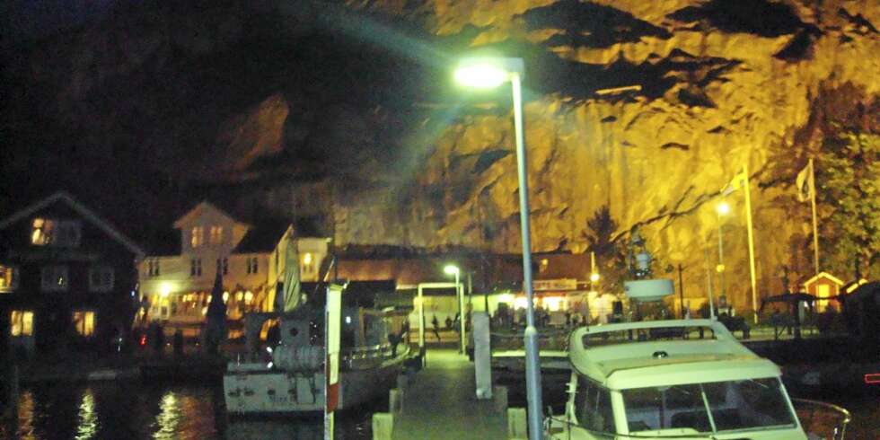 FJäLLBACKA BY NIGHT: Sjarmerende og poopulært blant båtfolk - Fjällbacka. FJäLLBACKA BY NIGHT: Sjarmerende og poopulært blant båtfolk - Fjällbacka.