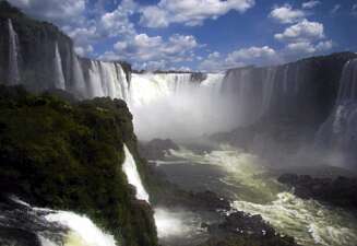 UTROLIG: Verdens største fossefall er naturfenomenet Iguazú. Foto: <a href="http://www.flickr.com/photos/claudio_ar/">claudio.Ar</a> på Flicker.com. Noen <a href="http://creativecommons.org/licenses/by/2.0/deed.en_GB">rettigheter</a> reservert. UTROLIG: Verdens største fossefall er naturfenomenet Iguazú. Foto: <a href="http://www.flickr.com/photos/claudio_ar/">claudio.Ar</a> på Flicker.com. Noen <a href="http://creativecommons.org/licenses/by/2.0/deed.en_GB">rettigheter</a> reservert.