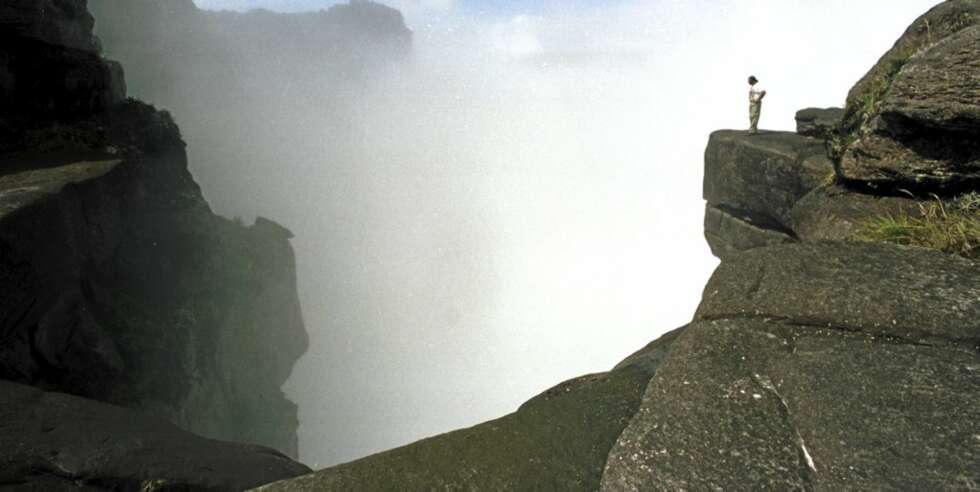 NASJONALPARK: En mann ser utover et stup i Canaima Nasjonal park i Venezuela. dette var området som inspirerte Arthur Conan Doyle til å skrive boken "The Lost World". NASJONALPARK: En mann ser utover et stup i Canaima Nasjonal park i Venezuela. dette var området som inspirerte Arthur Conan Doyle til å skrive boken "The Lost World".