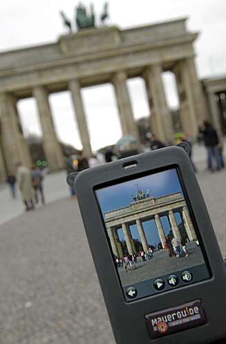 GUIDE: MauerGuiden tar oss gjennom gatene og kvarterene som Berlinmuren delte – som Brandenburger Tor. GUIDE: MauerGuiden tar oss gjennom gatene og kvarterene som Berlinmuren delte – som Brandenburger Tor.