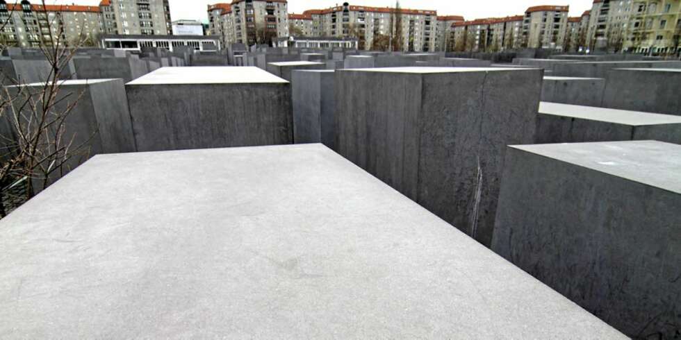 BERLIN: Et av de nyere tilskuddene i bylandskapet i Berlin er Holocaust-minnesmerket. BERLIN: Et av de nyere tilskuddene i bylandskapet i Berlin er Holocaust-minnesmerket.