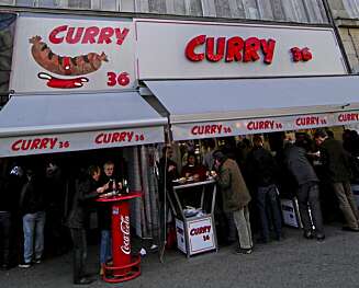 CURRYPØLSE: Currywurst er Berlinernes favoritt. CURRYPØLSE: Currywurst er Berlinernes favoritt.