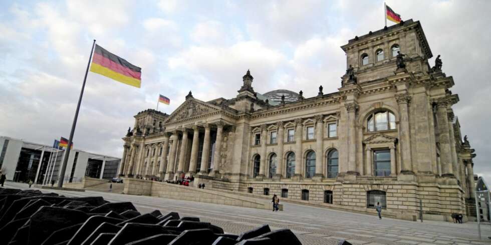 BERLIN: Glasskuppelen (i bakgrunnen) i Reichstag - setet til den tyske regjeringen siden 1999 gir 360 graders utsikt over hovedstaden. BERLIN: Glasskuppelen (i bakgrunnen) i Reichstag - setet til den tyske regjeringen siden 1999 gir 360 graders utsikt over hovedstaden.