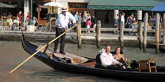 STIVE PRISER: Det er ikke billig å bli befraktet med gondol i Venezia uansett, men det er et godt råd å avtale prisen FØR du setter det og din kjære oppi en lang smal kanalbåt under Sukkenes Bro. STIVE PRISER: Det er ikke billig å bli befraktet med gondol i Venezia uansett, men det er et godt råd å avtale prisen FØR du setter det og din kjære oppi en lang smal kanalbåt under Sukkenes Bro.