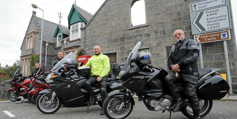 PUB TIL PUB: Fornøyde motorsyklister etter en bedre lunsj på en av de mange pubene langs veien i Høylandet. PUB TIL PUB: Fornøyde motorsyklister etter en bedre lunsj på en av de mange pubene langs veien i Høylandet.