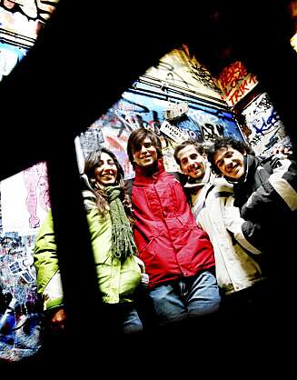 Vennegjengen fra Argentina karakteriserer kunstnerbygningen Tachles som "merkelig". F.v. Leila, Ivan, Nicolas og Charlie. Vennegjengen fra Argentina karakteriserer kunstnerbygningen Tachles som "merkelig". F.v. Leila, Ivan, Nicolas og Charlie.
