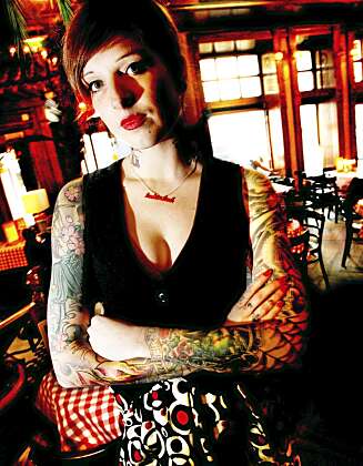 Larissa Domin jobber som tatovør i kjelleren på White Trash. Skriver du restaurantens navn på kroppen din, får du tatoveringen gratis! Larissa Domin jobber som tatovør i kjelleren på White Trash. Skriver du restaurantens navn på kroppen din, får du tatoveringen gratis!