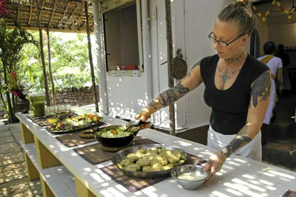 SUNT: På mange yogakurs serveres kun vegetarmat. Leah Leila Nomad-Mourne er en av dem som sørger for maten på Purple Valley Yoga Retreat. SUNT: På mange yogakurs serveres kun vegetarmat. Leah Leila Nomad-Mourne er en av dem som sørger for maten på Purple Valley Yoga Retreat.