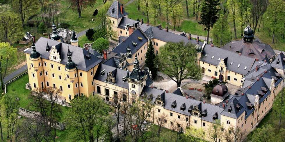 BURSZTYNOWY PALAC: Her er det bare å nyte det gode liv; utendørsbassenget er et glimrende sted å begynne. BURSZTYNOWY PALAC: Her er det bare å nyte det gode liv; utendørsbassenget er et glimrende sted å begynne.