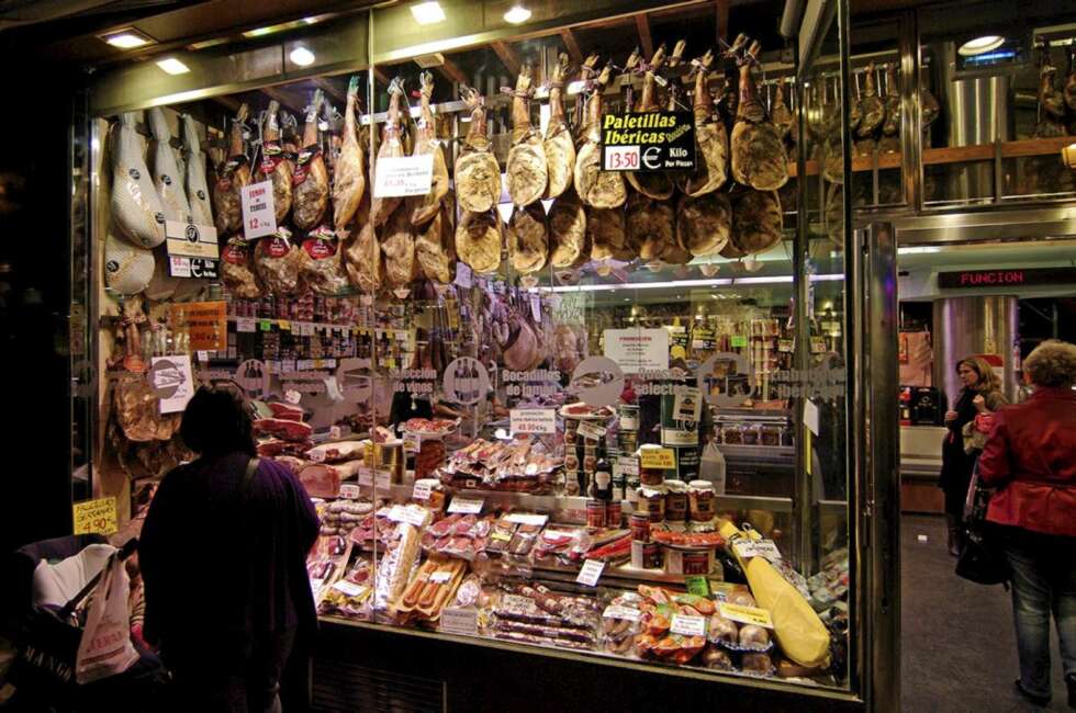 PØLSEGODT: Spesialforretningen Museo del Jamon har et imponerende utvalg av skinke og chorizopølser. PØLSEGODT: Spesialforretningen Museo del Jamon har et imponerende utvalg av skinke og chorizopølser.