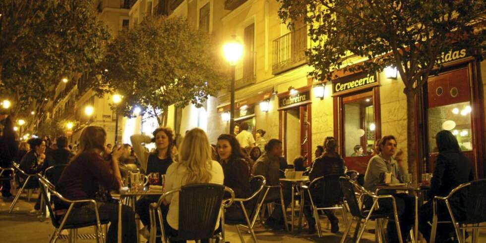 HØY STEMNING: Er det en varm kveld, er stemningen høy til langt på natt i barrioen Malasaña. HØY STEMNING: Er det en varm kveld, er stemningen høy til langt på natt i barrioen Malasaña.
