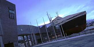 BÅT PÅ LAND: Hurtigrutens Hus i Stokmarksnes er et alt i et hus; cafe, kino, hotell, museum, med mer.. en vaskeekte Hurtigrute, ""Finnmarken"" er en del av museet. BÅT PÅ LAND: Hurtigrutens Hus i Stokmarksnes er et alt i et hus; cafe, kino, hotell, museum, med mer.. en vaskeekte Hurtigrute, ""Finnmarken"" er en del av museet.