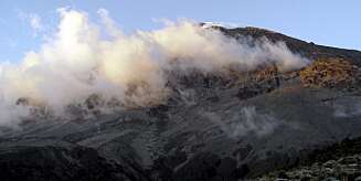 AFRIKAS TAK: Kilimanjaro er et nydelig skue - og er du tøff bestiger du fjellet; 5855 moh. AFRIKAS TAK: Kilimanjaro er et nydelig skue - og er du tøff bestiger du fjellet; 5855 moh.