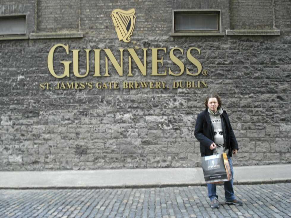 SHOPPING: Det er nesten ikk emåte på hvor mange effekter med Guinness du kan kjøpe på Guinness Storehouse. SHOPPING: Det er nesten ikk emåte på hvor mange effekter med Guinness du kan kjøpe på Guinness Storehouse.
