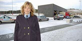 VETERAN MOT SMUGLERNE: Wenche Fredriksen har i en årrekke vært tolletatens ansikt utad. Den nye tolstasjonen på Svinesund er travel, og politiet må ofte innom og hente storsmuglere. VETERAN MOT SMUGLERNE: Wenche Fredriksen har i en årrekke vært tolletatens ansikt utad. Den nye tolstasjonen på Svinesund er travel, og politiet må ofte innom og hente storsmuglere.