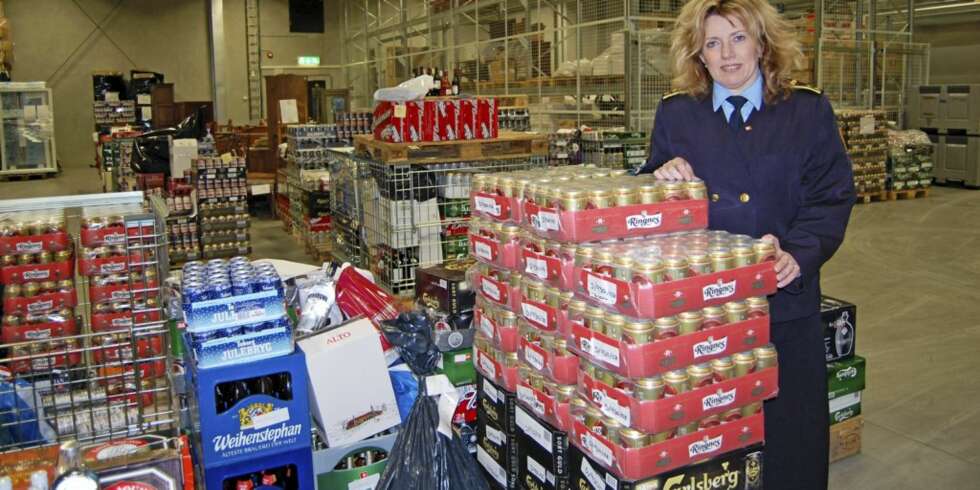 I VASKEN: Wenche Fredrikssen foran noen av de siste beslagene på Svinesund. All Alkohol blir kjapt destruert. I VASKEN: Wenche Fredrikssen foran noen av de siste beslagene på Svinesund. All Alkohol blir kjapt destruert.