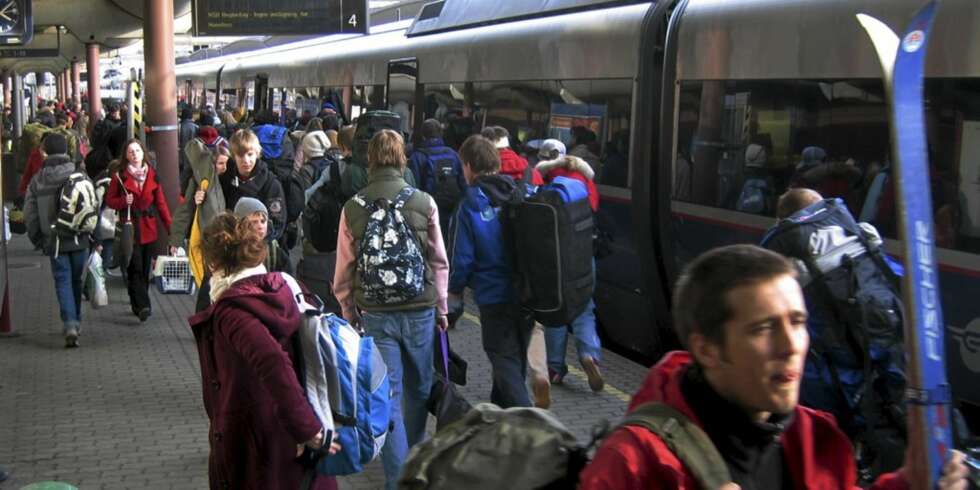 PÅSKETRAFIKK: NSB lover de gjør alt for å frakte passasjerene som skal hjem eller på fjellet til påsken, trygt frem. 22 600 ekstraseter er satt inn og alle mulige togsett er i bruk. Dette bildet er fra Oslo S påsken 2005. PÅSKETRAFIKK: NSB lover de gjør alt for å frakte passasjerene som skal hjem eller på fjellet til påsken, trygt frem. 22 600 ekstraseter er satt inn og alle mulige togsett er i bruk. Dette bildet er fra Oslo S påsken 2005.
