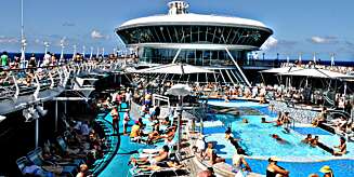 BASSENGTID: Du må ikke være badeløve for å trives på et cruiseskip, men det hjelper. BASSENGTID: Du må ikke være badeløve for å trives på et cruiseskip, men det hjelper.
