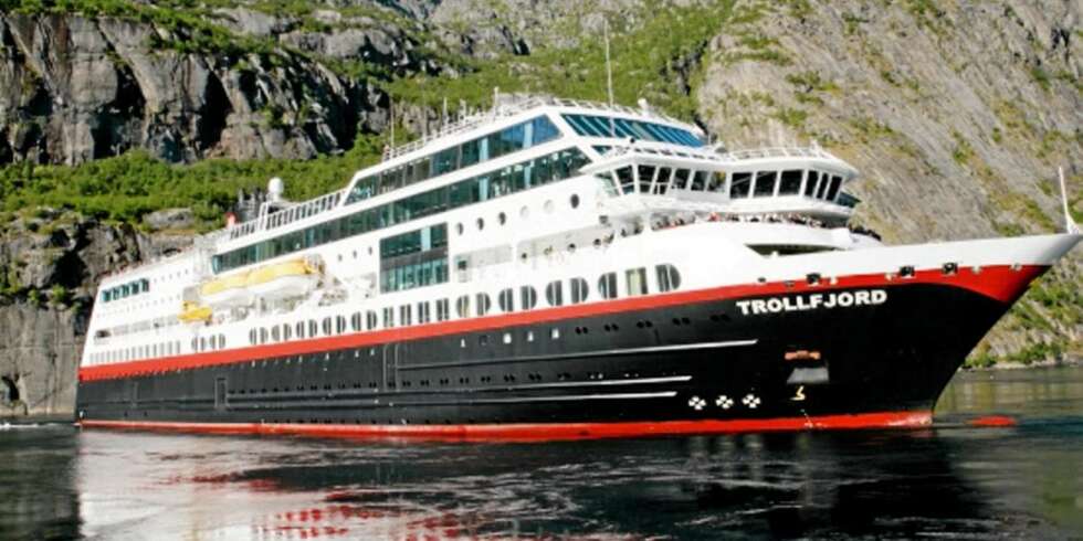 Skutesidene i sort, rødt og hvitt er et kjært syn langs Norges kyst. Her ser vi hurtigruteskipet Trollfjord. Skutesidene i sort, rødt og hvitt er et kjært syn langs Norges kyst. Her ser vi hurtigruteskipet Trollfjord.