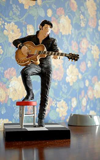 KONGEN: Kongelogen på Brundby Hotell huser en miniatyr av Elvis Presley. KONGEN: Kongelogen på Brundby Hotell huser en miniatyr av Elvis Presley.