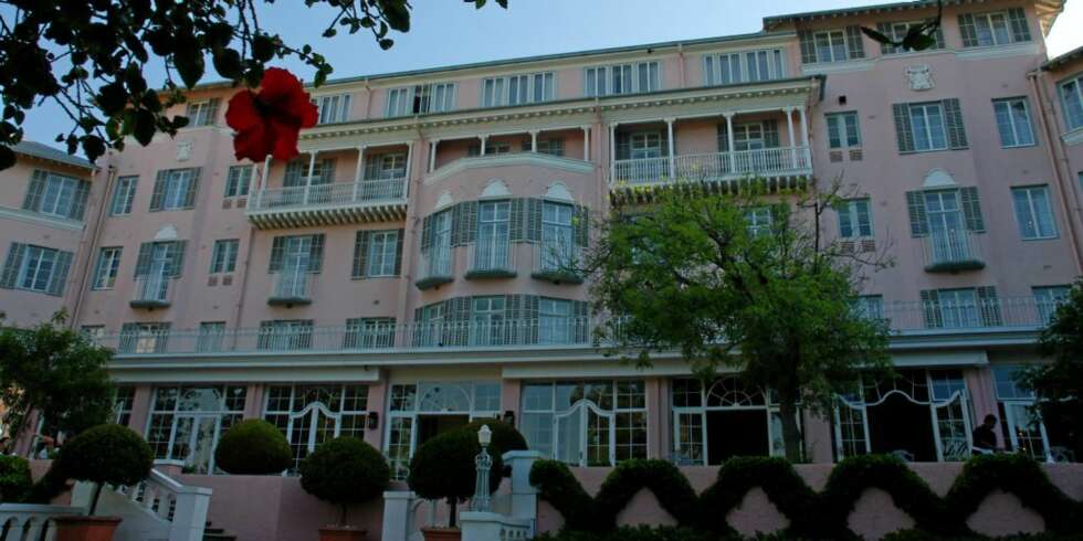 AFTERNOON TEA: Det prinsesserosa luksushotellet Mount Nelson Hotel er et utmerket sted å drikke afternoon tea. AFTERNOON TEA: Det prinsesserosa luksushotellet Mount Nelson Hotel er et utmerket sted å drikke afternoon tea.