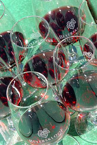 SMAK PÅ VIN: Sør-Afrika er kjent for sin gode vin. Bli med på vinsmaking - det er mange flotte steder å besøke. SMAK PÅ VIN: Sør-Afrika er kjent for sin gode vin. Bli med på vinsmaking - det er mange flotte steder å besøke.