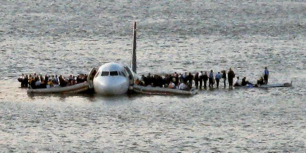 OVERLEVDE: Alle de 150 passasjerene slapp fra det med livet i behold etter nødlandingen på Hudson elven. Flyet de satt i, en US Airways Airbus 320, fikk begge motorene ødelagt etter en kollisjon med fugler torsdag 15. januar, 2009. OVERLEVDE: Alle de 150 passasjerene slapp fra det med livet i behold etter nødlandingen på Hudson elven. Flyet de satt i, en US Airways Airbus 320, fikk begge motorene ødelagt etter en kollisjon med fugler torsdag 15. januar, 2009.