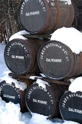 DALHWINNIE NED I SKJUL: Whisky og snø ved Dalhwinnie-destilleriet. DALHWINNIE NED I SKJUL: Whisky og snø ved Dalhwinnie-destilleriet.