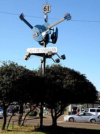 DJEVELKRYSSET: Her i Clarksdale er berømte Crossroads, veikrysset hvor bluesmannen Robert Johnson byttet bort sjelen mot rått gitarspill. DJEVELKRYSSET: Her i Clarksdale er berømte Crossroads, veikrysset hvor bluesmannen Robert Johnson byttet bort sjelen mot rått gitarspill.