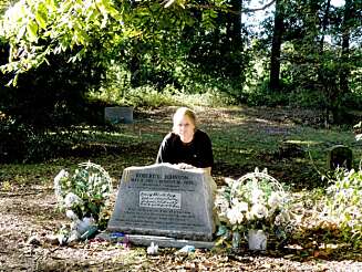 PÅ GRAVEN: Her på en liten kirkegård tre kilometer utenfor hjembyen Greenwood ligger Robert Johnson gravlagt. Han døde av forgiftning bare 28 år gammel fordi han rotet med en sjalu manns kvinne. Gravplassen er merket av på Mississippi Blues Trail. PÅ GRAVEN: Her på en liten kirkegård tre kilometer utenfor hjembyen Greenwood ligger Robert Johnson gravlagt. Han døde av forgiftning bare 28 år gammel fordi han rotet med en sjalu manns kvinne. Gravplassen er merket av på Mississippi Blues Trail.