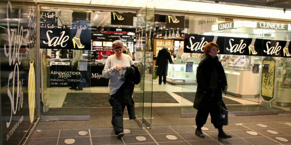 SALG: Salgsplakatene er i synsfeltet ditt uansett hvor du vender deg. Her er inngangspartiet til kjøpesenteret Magasin. SALG: Salgsplakatene er i synsfeltet ditt uansett hvor du vender deg. Her er inngangspartiet til kjøpesenteret Magasin.