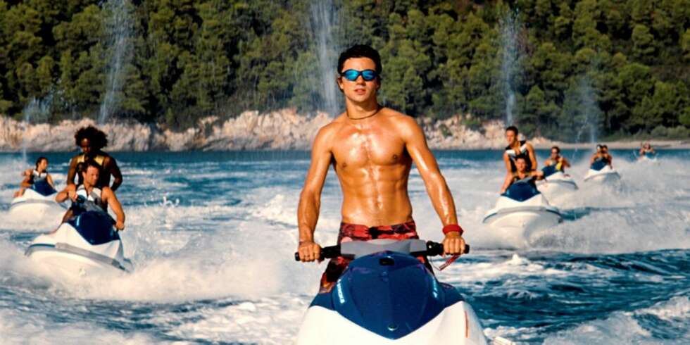 POPULÆRT: Skiathos og Skopolos har vokst enormt i popularitet etter filmsuksessen Mamma Mia. Her er skuespiller Dominic Cooper på vannscooter. POPULÆRT: Skiathos og Skopolos har vokst enormt i popularitet etter filmsuksessen Mamma Mia. Her er skuespiller Dominic Cooper på vannscooter.