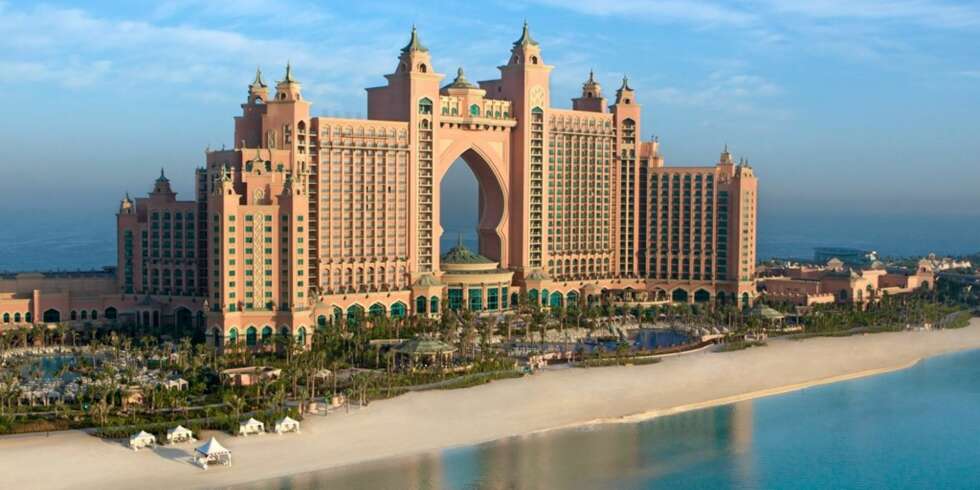 EVENTYRSLOTT: Atlantis The Palm i Dubai ser ut som et eventyrslott, men det unike bygget er et hotell med 1729 rom og 17 restauranter. EVENTYRSLOTT: Atlantis The Palm i Dubai ser ut som et eventyrslott, men det unike bygget er et hotell med 1729 rom og 17 restauranter.