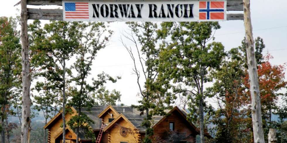 NORSK I VEIKANTEN: Langs Highway 9 i ingenmannsland midt inne i skogen i delstaten Arkansas dukker dette veiskiltet opp: "NORWAY RANCH". NORSK I VEIKANTEN: Langs Highway 9 i ingenmannsland midt inne i skogen i delstaten Arkansas dukker dette veiskiltet opp: "NORWAY RANCH".